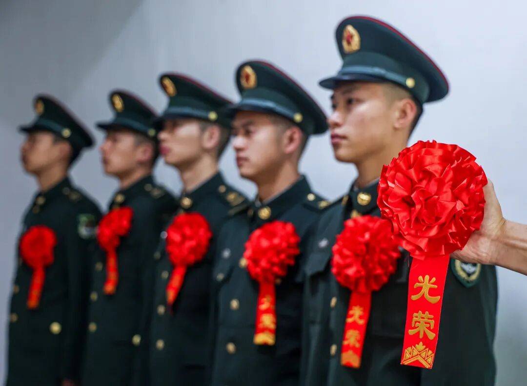 向军旗告别！中部战区部队隆重举行冬季士兵退役仪式