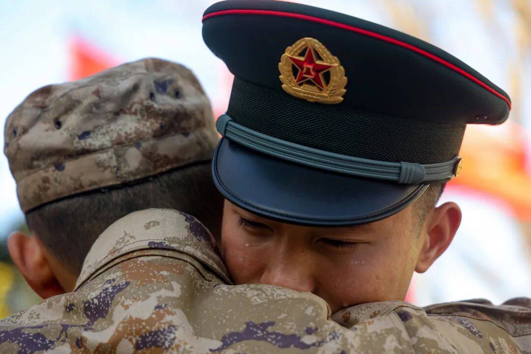 向军旗告别！中部战区部队隆重举行冬季士兵退役仪式