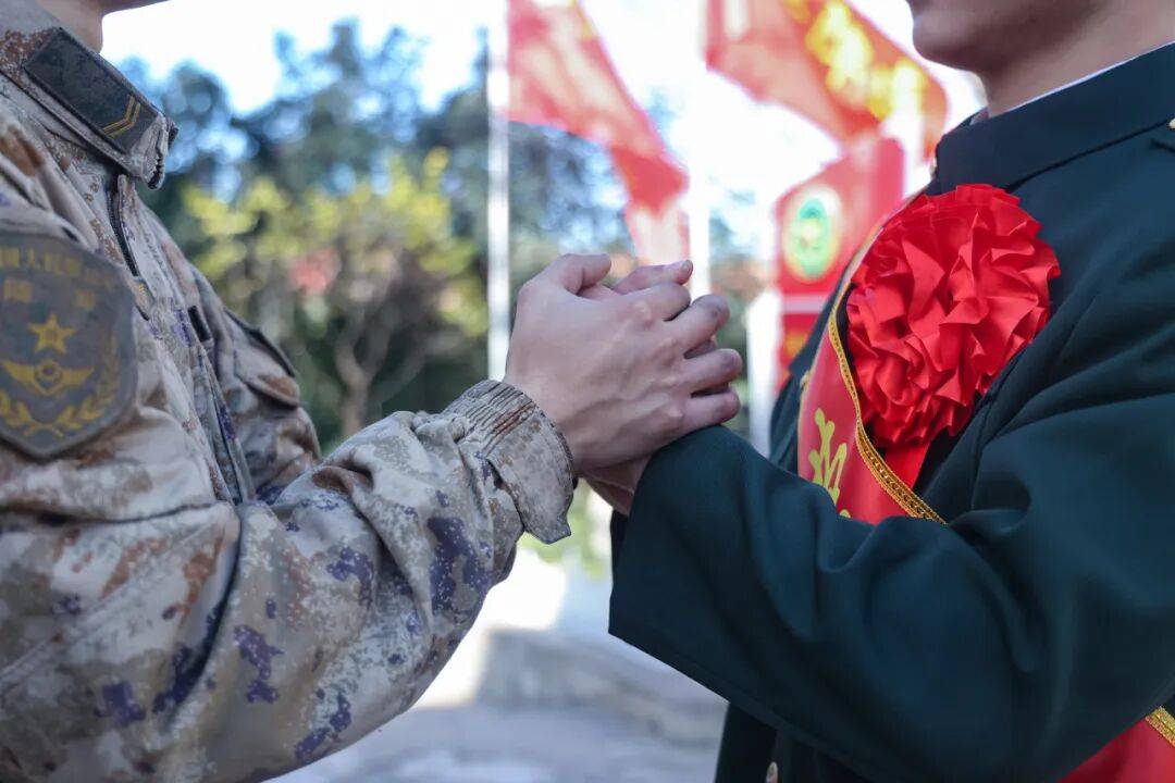 向军旗告别！中部战区部队隆重举行冬季士兵退役仪式