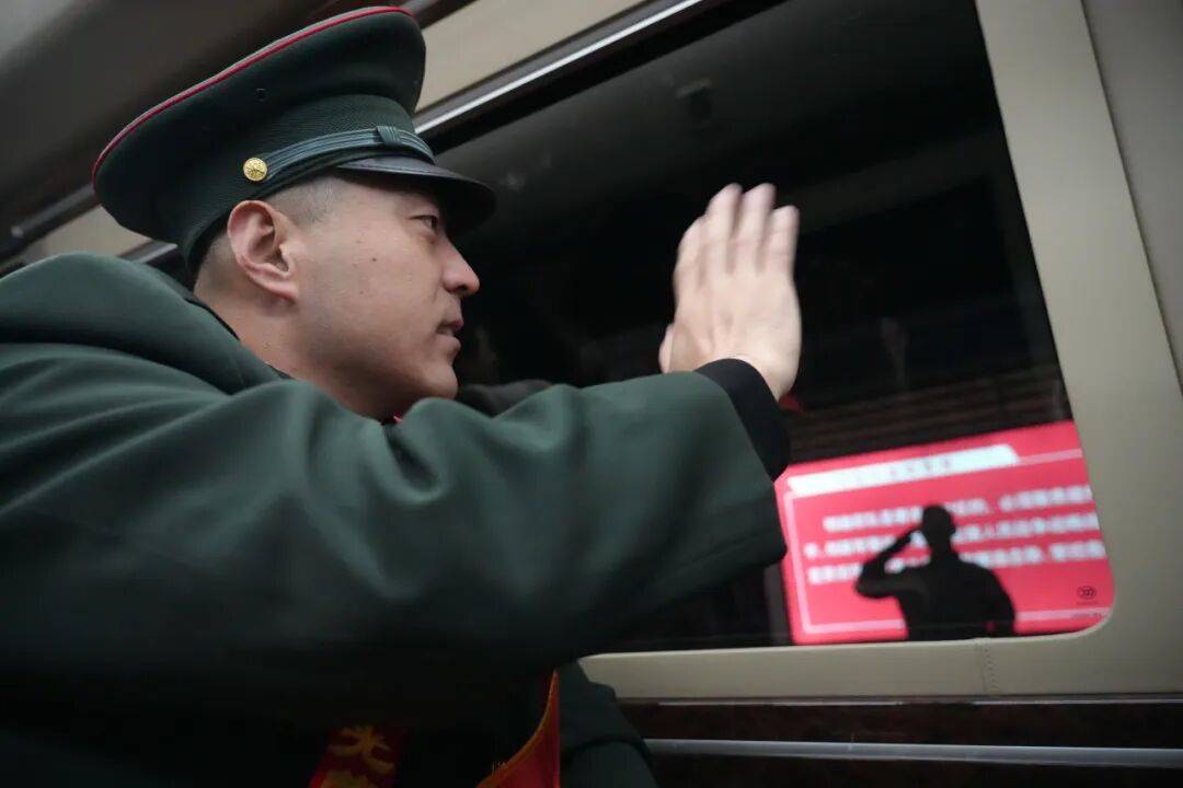 向军旗告别！中部战区部队隆重举行冬季士兵退役仪式