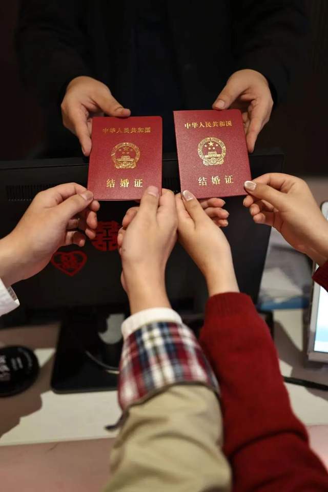 女子花199元买“恋爱保险”送男友，10年后结婚申领1万元兑付金，丈夫称当年还以为她被骗了