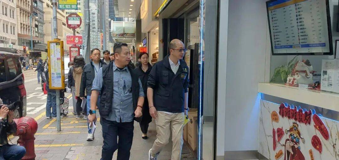 香港街头突发劫案：两名男子下出租车时被抢走5800万日元，劫匪抢完钱立即上私家车逃走，警方：正通缉