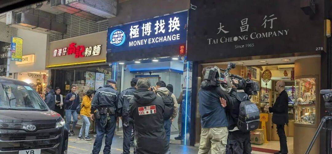 香港街头突发劫案：两名男子下出租车时被抢走5800万日元，劫匪抢完钱立即上私家车逃走，警方：正通缉