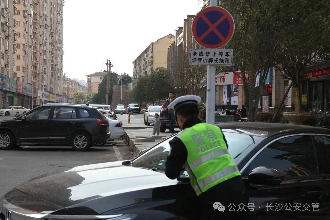 “我就停几分钟”也不行!交警提醒:这9种“随手停”通通算违停
