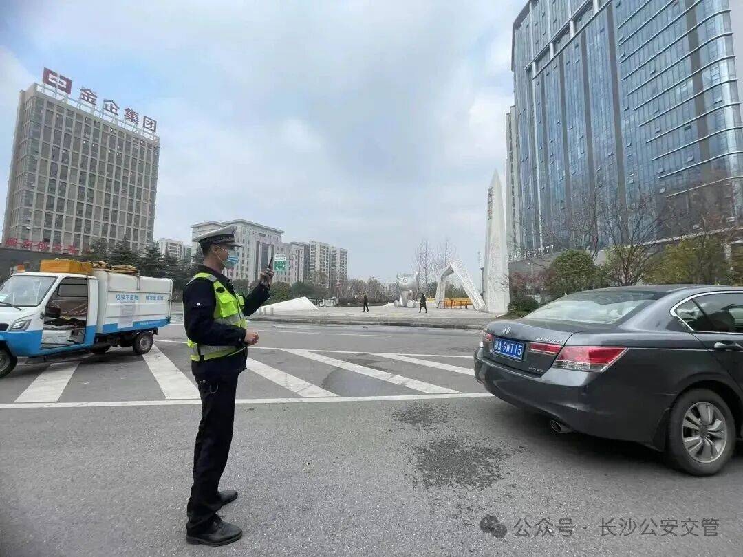 “我就停几分钟”也不行!交警提醒:这9种“随手停”通通算违停