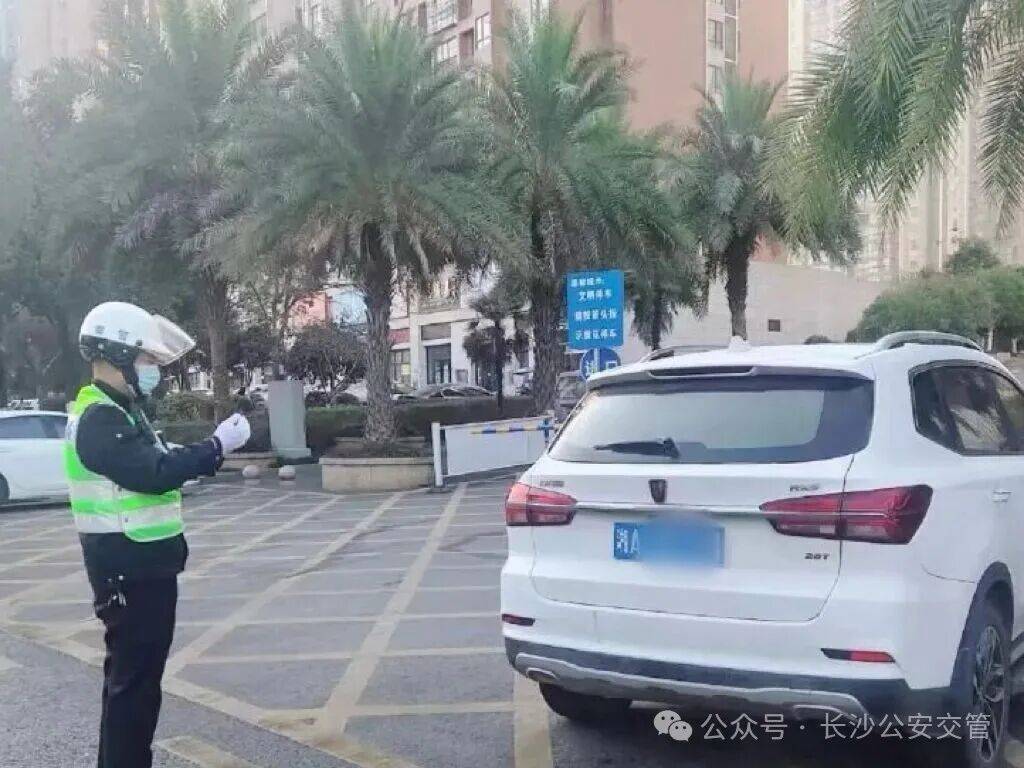 “我就停几分钟”也不行!交警提醒:这9种“随手停”通通算违停