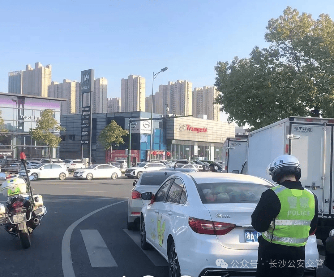“我就停几分钟”也不行!交警提醒:这9种“随手停”通通算违停